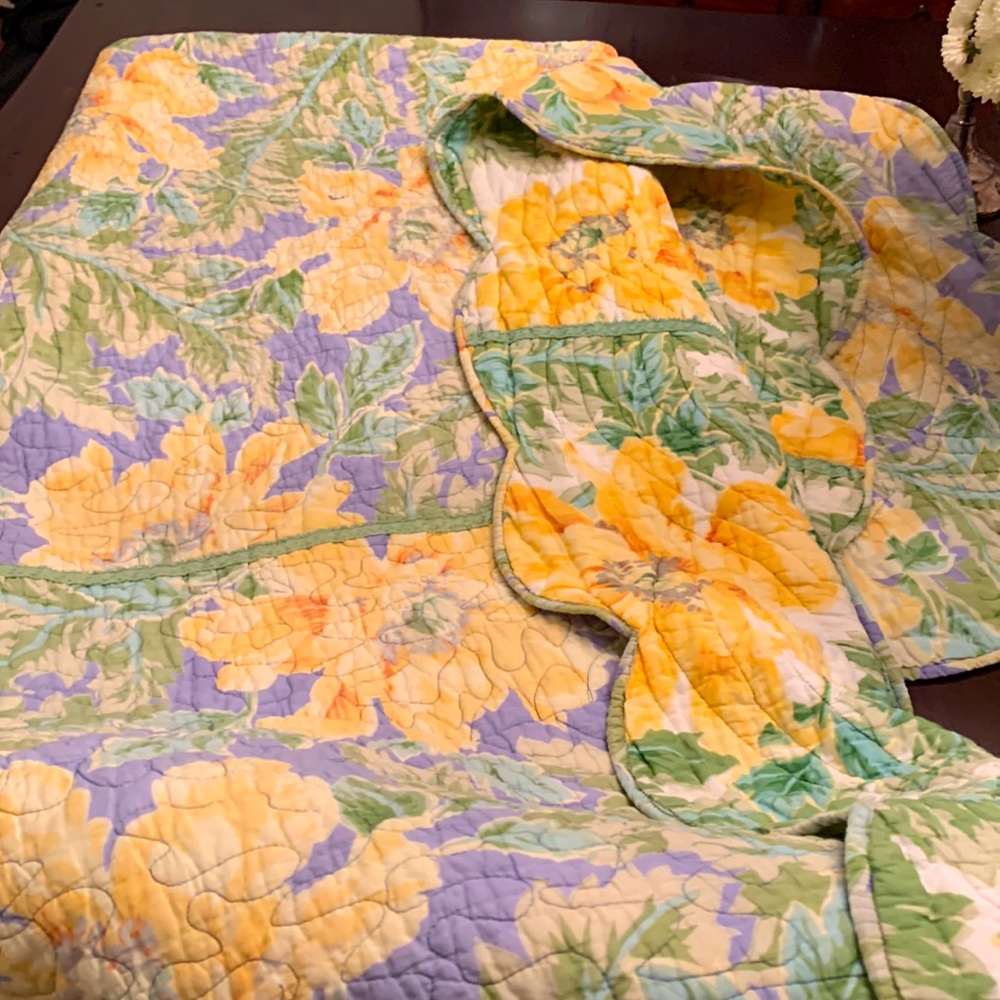 Queen size scallop edged reversible quilt, 3 shams
